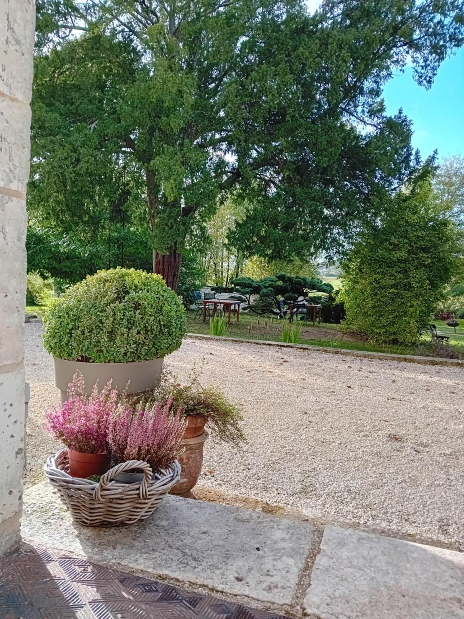 Maison Blanche Hotel Cherval Exterior photo